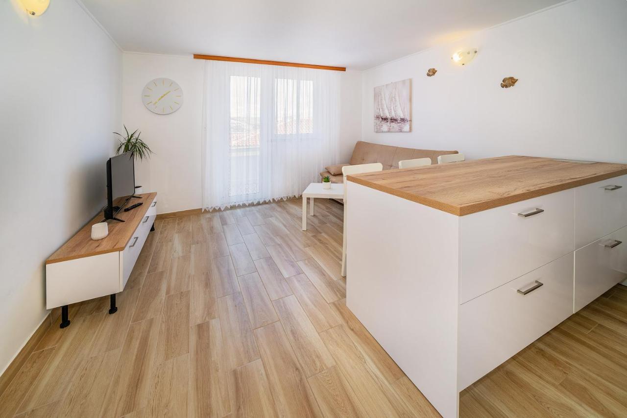 Ara-Bane Apartment Baska  Bagian luar foto